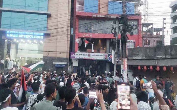 খুলনায় বাটা-কেএফসিতে ভাঙচুর ও লুটপাটের ঘটনায় আটক ৩১