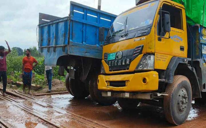 রেললাইনের ওপর ট্রাক বিকল, উত্তরবঙ্গের সঙ্গে রেল যোগাযোগ বন্ধ