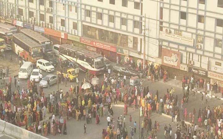 বনানীতে গাড়িচাপায় প্রাণ গেল নারীর, প্রতিবাদে সড়ক অবরোধ