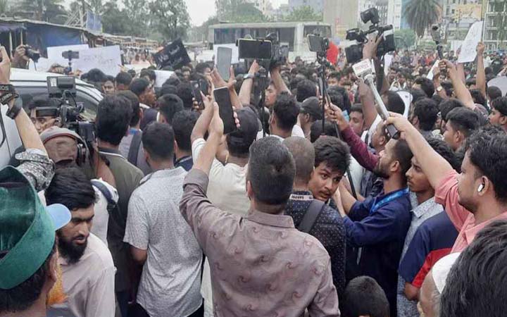 ৬ দাবিতে রাস্তায় মাইলস্টোন শিক্ষার্থীরা