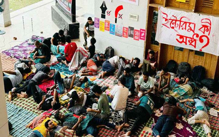 কুয়েট ভিসির অপসারণের দাবিতে আমরণ অনশনে ৩২ শিক্ষার্থী