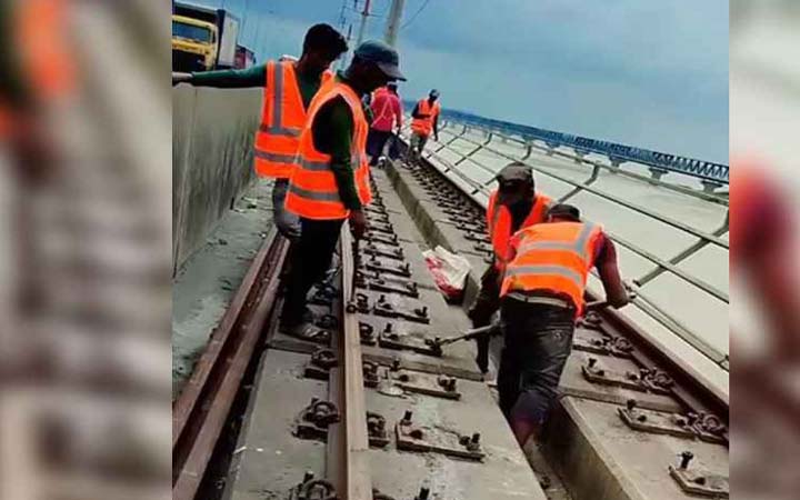 ভেঙে ফেলা হচ্ছে যমুনা সেতুর রেললাইন, জানা গেল কারণ