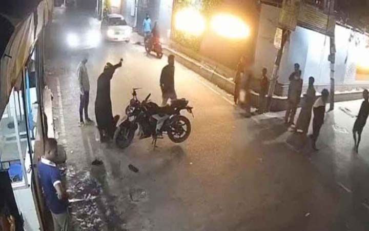 রাজধানীতে প্রকাশ্যে যুবককে কোপানোর ভিডিও ভাইরাল, যা জানা গেল