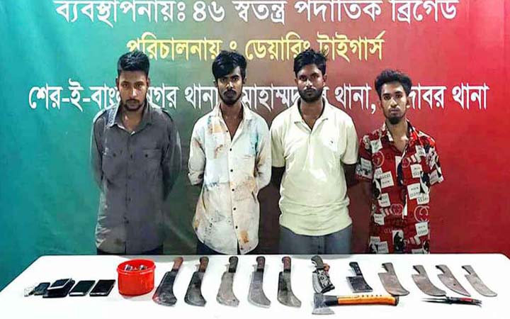 ঢাকায় সেনা অভিযানে দেশীয় অস্ত্র ও ককটেলসহ গ্রেপ্তার ৪