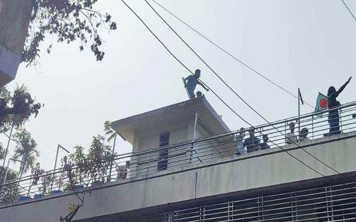 ওবায়দুল কাদেরের বাড়িতে ভাঙচুর, অগ্নিসংযোগ