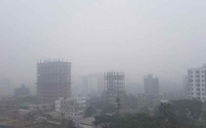 ঘন কুয়াশায় আচ্ছন্ন রাজধানী, দেখা নেই সূর্যের