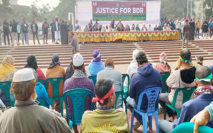 কেন্দ্রীয় শহীদ মিনারে ৬ দাবি নিয়ে চাকরিচ্যুত বিডিআর সদস্যদের অবস্থান