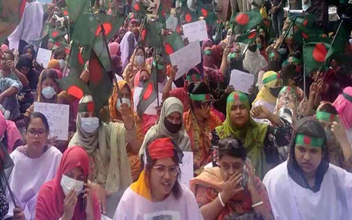 কাফনের কাপড় পরে নিয়োগ স্থগিত হওয়া প্রাথমিক শিক্ষকদের শাহবাগে অবস্থান