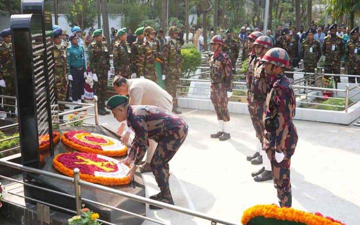 শহীদ সেনা দিবসে বনানী সামরিক কবরস্থানে বিজিবি মহাপরিচালকের শ্রদ্ধা