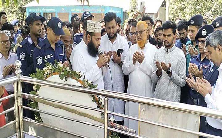 আবরার ফাহাদের কবর জিয়ারত করলেন উপদেষ্টা আসিফ