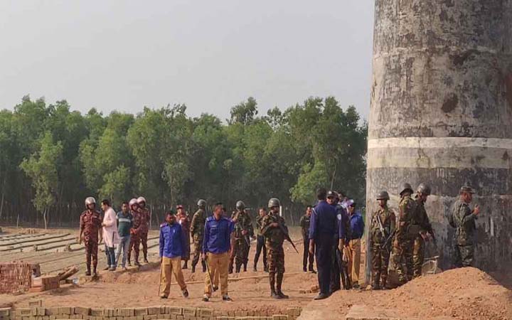নবাবগঞ্জে অবৈধ ইটভাটা ২২টি, গুঁড়িয়ে দেওয়া হলো একটি