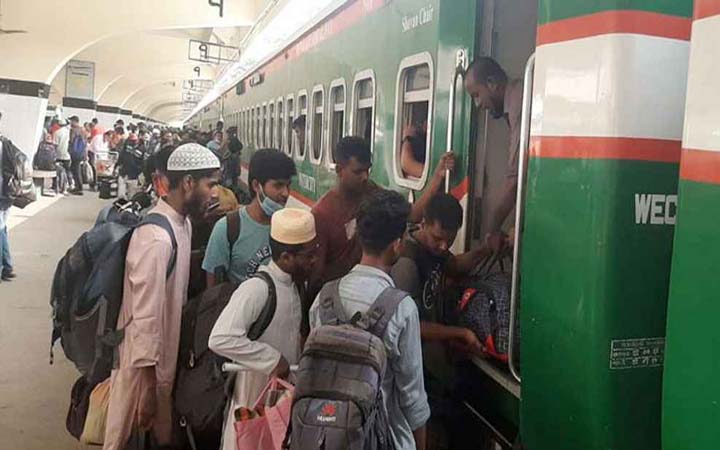 নির্ধারিত সময়ে ছাড়ছে ট্রেন, স্বস্তিতে যাত্রীরা