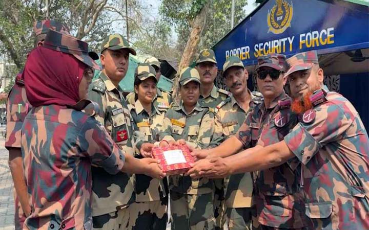 স্বাধীনতা দিবসে বিএসএফকে মিষ্টি উপহার বিজিবির