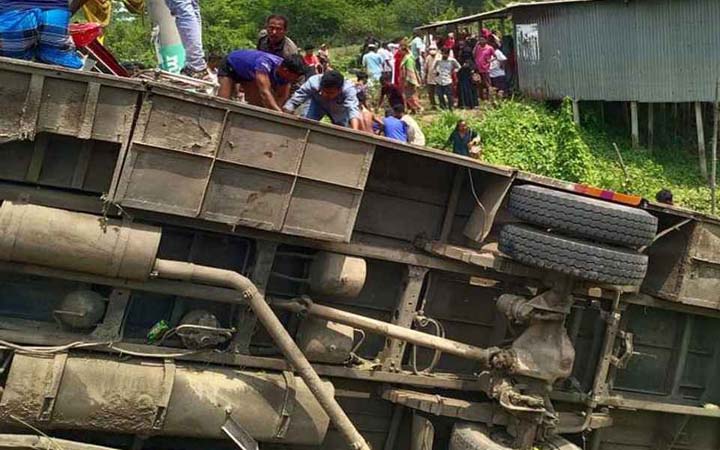 ফরিদপুরে বাস নিয়ন্ত্রণ হারিয়ে খাদে, নিহত ৫