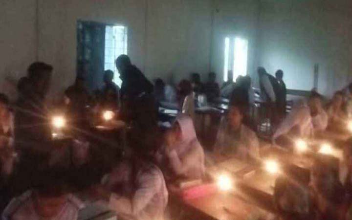 মোমবাতি জ্বালিয়ে পরীক্ষা দিলেন এসএসসি পরীক্ষার্থীরা!