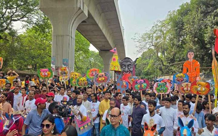 উৎসবের আমেজে শেষ হলো ‘আনন্দ শোভাযাত্রা’