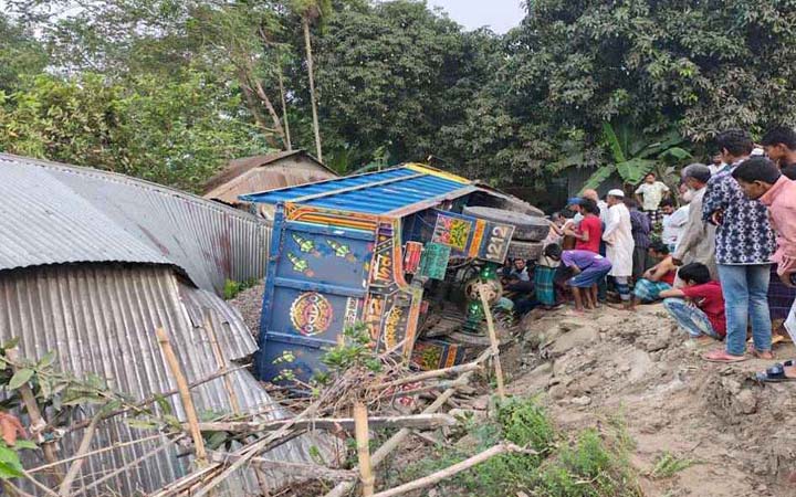 নিয়ন্ত্রণ হারিয়ে বসতঘরে ট্রাক, প্রাণ গেল ঘুমন্ত নারীর