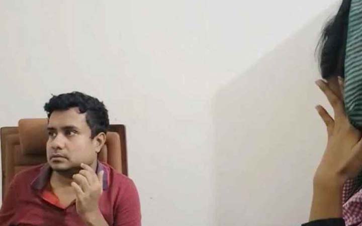 ছাত্রীর সঙ্গে আপত্তিকর অবস্থায় ধরা রাবি শিক্ষক, ভিডিও ভাইরাল