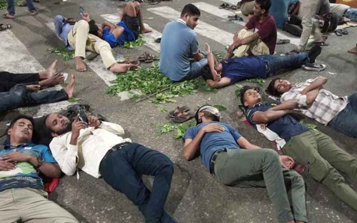 কাকরাইল মোড়ে এখনও জবির আন্দোলনকারী শিক্ষার্থীরা