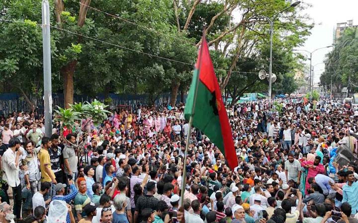 বিএনপির হুঙ্কারে ‘দিশেহারা’ সরকার, চাপে এনসিপি