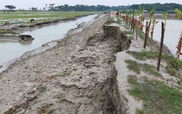 হাতিয়ায় ক্ষতিগ্রস্ত বেড়িবাঁধ, আতঙ্কিত ২০ হাজার পরিবার