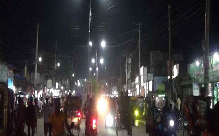 ঈদের আগের রাতে জ্বলে উঠলো নতুন সড়ক বাতি