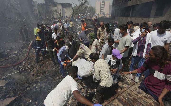 বিমান বিধ্বস্তে সব আরোহীর নিহতের শঙ্কা