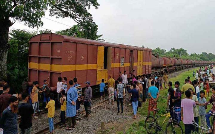 বগি লাইনচ্যুত, খুলনার সঙ্গে সারাদেশের রেল যোগাযোগ বন্ধ