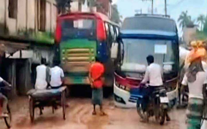 পাইকগাছা-খুলনা সড়কে যান চলাচল ৭ ঘণ্টা পর স্বাভাবিক