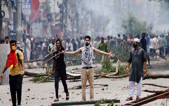 ২৩ জুলাই: কোটা সংস্কার করে প্রজ্ঞাপন জারি, রাতে সীমিত পরিসরে ইন্টারনেট চালু