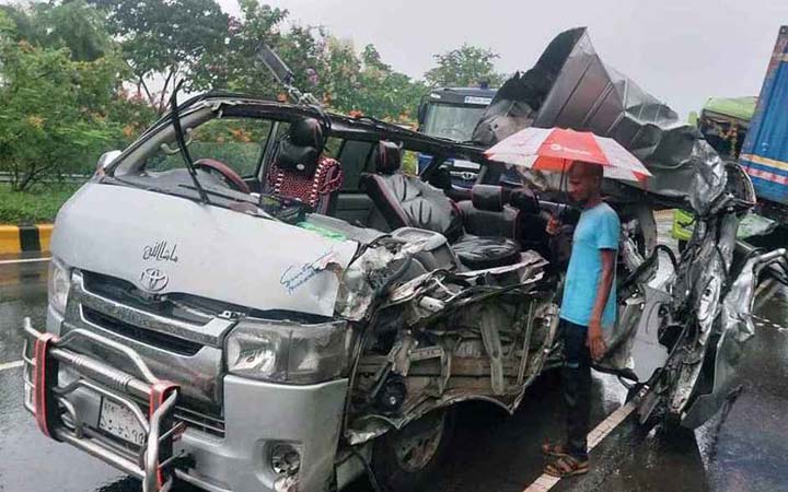 ঢাকা-ভাঙ্গা এক্সপ্রেসওয়েতে ত্রিমুখী সংঘর্ষ, শ্বশুর-পুত্রবধূ নিহত