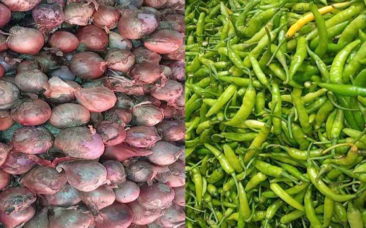 হিলিতে দাম কমেছে পেঁয়াজের, বেড়েছে কাঁচামরিচের