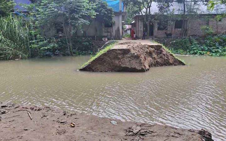 মান্দায় বেড়িবাঁধ ভেঙে পানিবন্দি ২০০ পরিবার