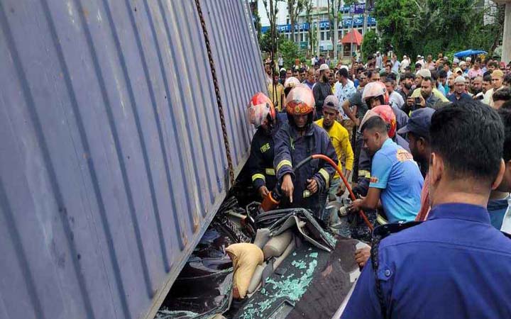 চলন্ত প্রাইভেটকারের ওপর উল্টে পড়ল কাভার্ডভ্যান, নিহত ৪