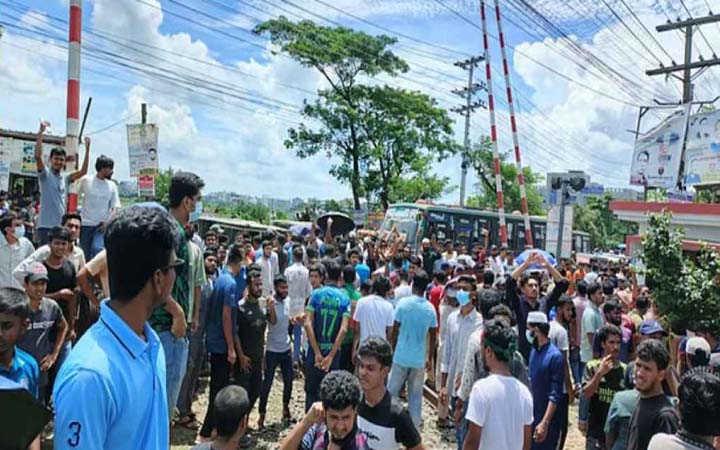 বনলতা এক্সপ্রেস ট্রেন আটকে পলিটেকনিক শিক্ষার্থীদের বিক্ষোভ