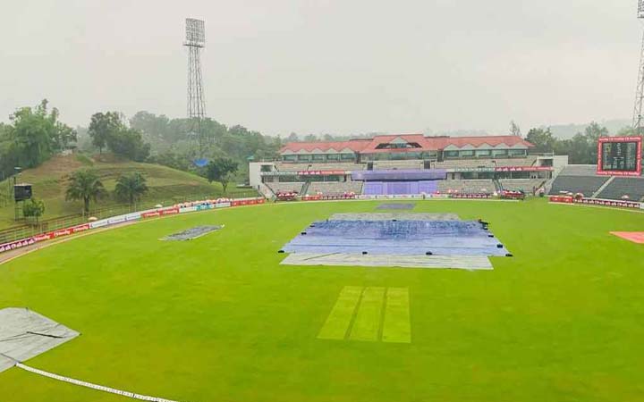 বৃষ্টিতে ভেসে গেল প্রথম সেশন, খেলা শুরু হবে যখন
