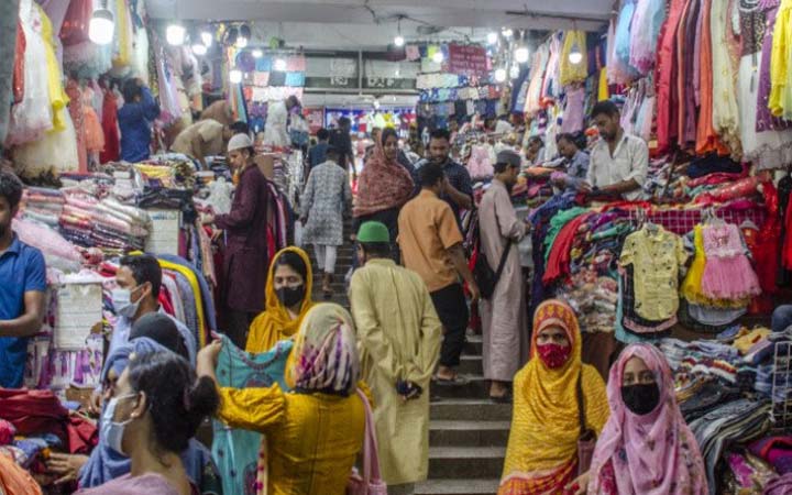 ছুটির দিনে রাজধানীতে জমজমাট ঈদের কেনাকাটা