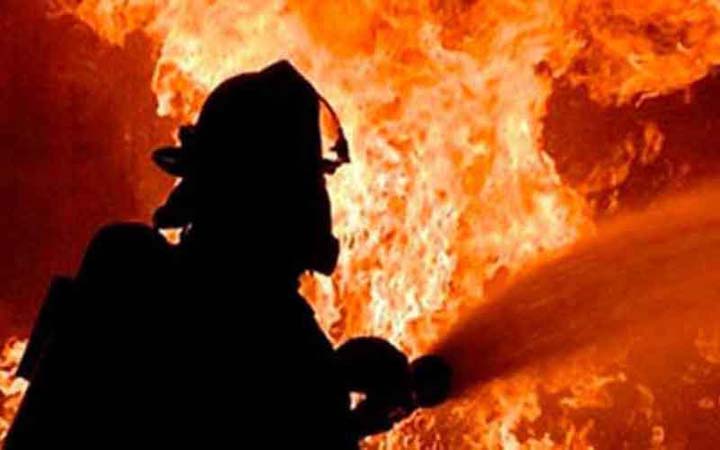 আগুনে পুড়ছে কড়াইল বস্তি