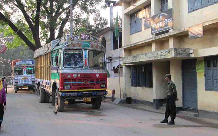 হিলিতে পেঁয়াজ আমদানি বাড়লেও ঝাঁজ কমেনি