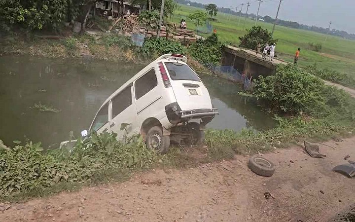 ব্রাহ্মণবাড়িয়ায় ট্রেনের ধাক্কায় মাইক্রোবাস খাদে