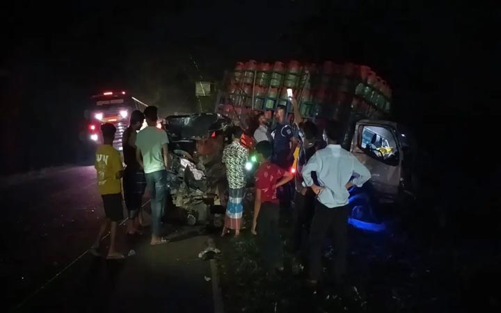 মাদারীপুরে ট্রাক-পিকআপভ্যানের মুখোমুখি সংঘর্ষে নিহত ১