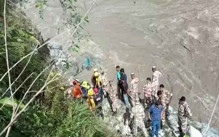 নিয়ন্ত্রণ হারিয়ে খরস্রোতা নদীতে পড়ে গেল বাস, নিহত ২ ও নিখোঁজ অন্তত ১০