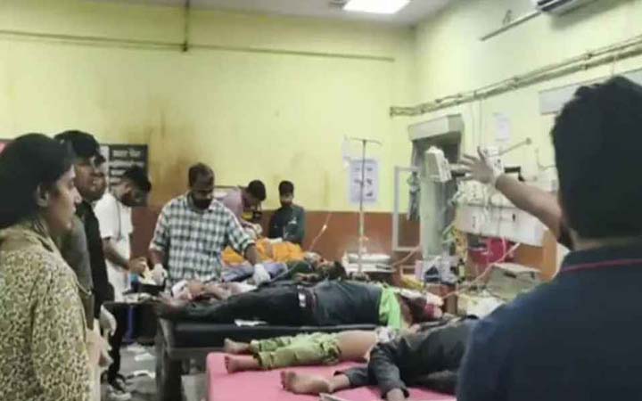 দাঁড়িয়ে থাকা ট্রাকে যাত্রীবাহী পিকআপের ধাক্কা, ৭ শিশুসহ নিহত ১০