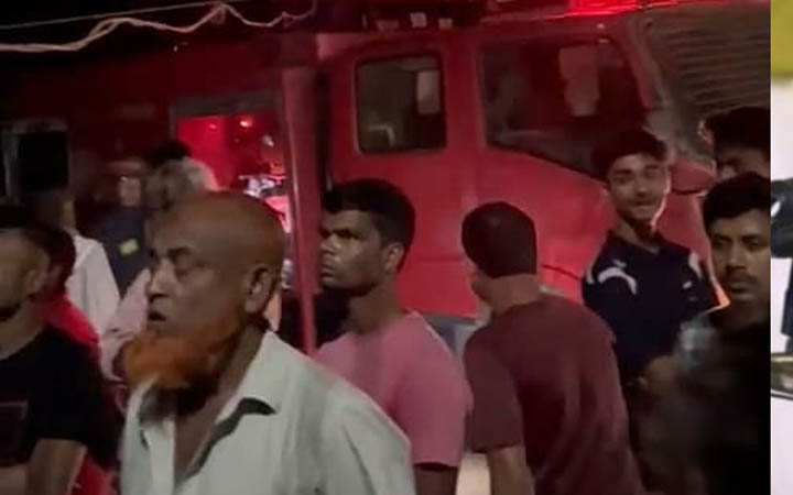 মির্জাপুরে মধ্যরাতে আগুনে পুড়ল ৮ দোকান