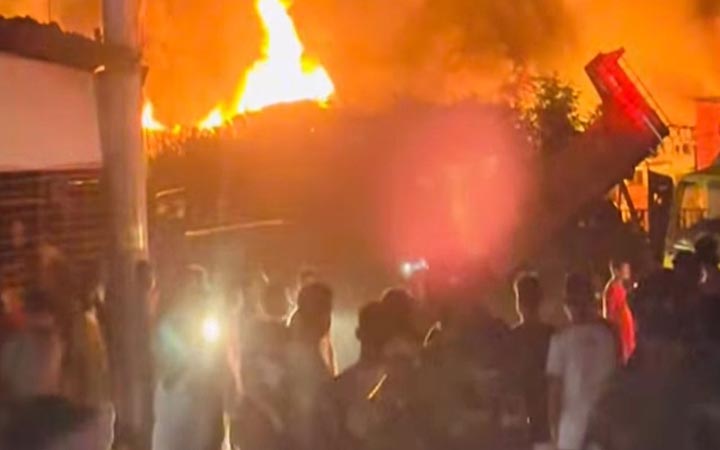 চট্টগ্রামে ঝুটের গুদাম ও প্লাস্টিক কারখানায় ভয়াবহ আগুন