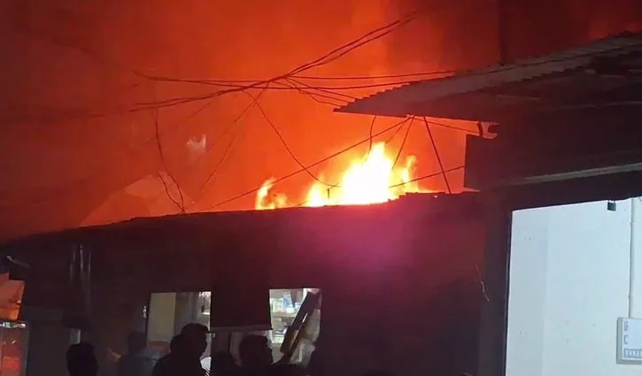 আশুলিয়ায় বসতবাড়িতে আগুন, চার কক্ষ পুড়ে ছাই