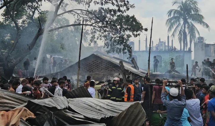 কেরাণীগঞ্জে অটোরিকশার গ্যারেজে অগ্নিকাণ্ড