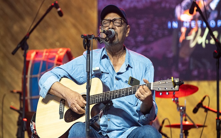 ঢাকা মাতালেন অঞ্জন দত্ত