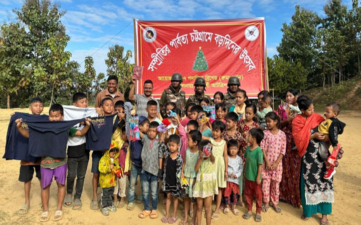 বান্দরবানের দুর্গম এলাকায় সেনাবাহিনীর শীতবস্ত্র বিতরণ