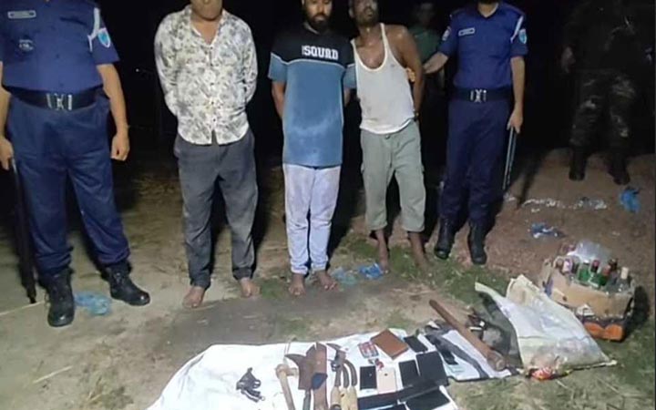 খুলনায় গ্রেনেড বাবুর সহযোগী তুহিনসহ আটক ৩, অস্ত্র উদ্ধার